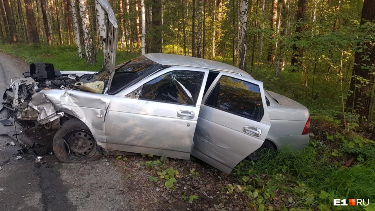 Жуткая авария случилась на дороге к озеру. Двое пострадавших | 14.08.2023 |  Первоуральск - БезФормата