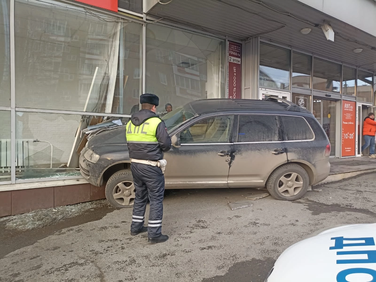 В Первоуральске машина въехала в окно магазина — Городские вести