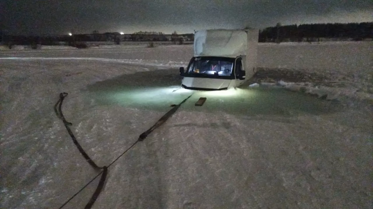 В Первоуральске грузовая машина провалилась под лед — Городские вести