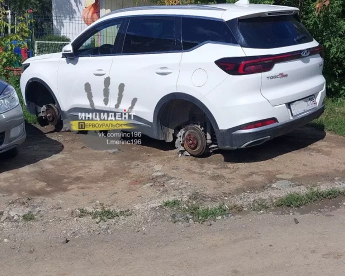 В центре Первоуральска «разули» машину